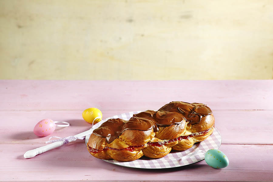 Τσουρέκι γεμιστό με μαρμελάδα φράουλα και μπισκότο